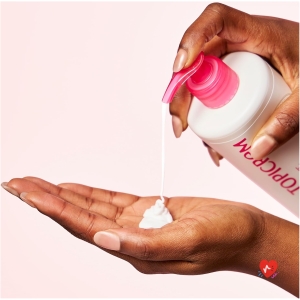 Topicrem - Ultra Moisturizing Body Lotion - Moisturizes 48 hours, Relipid, Protects the Skin - Smooth Texture, Delicate Odour - Moisturizing Cream for Sensitive Skin - Made in France - 500 ml